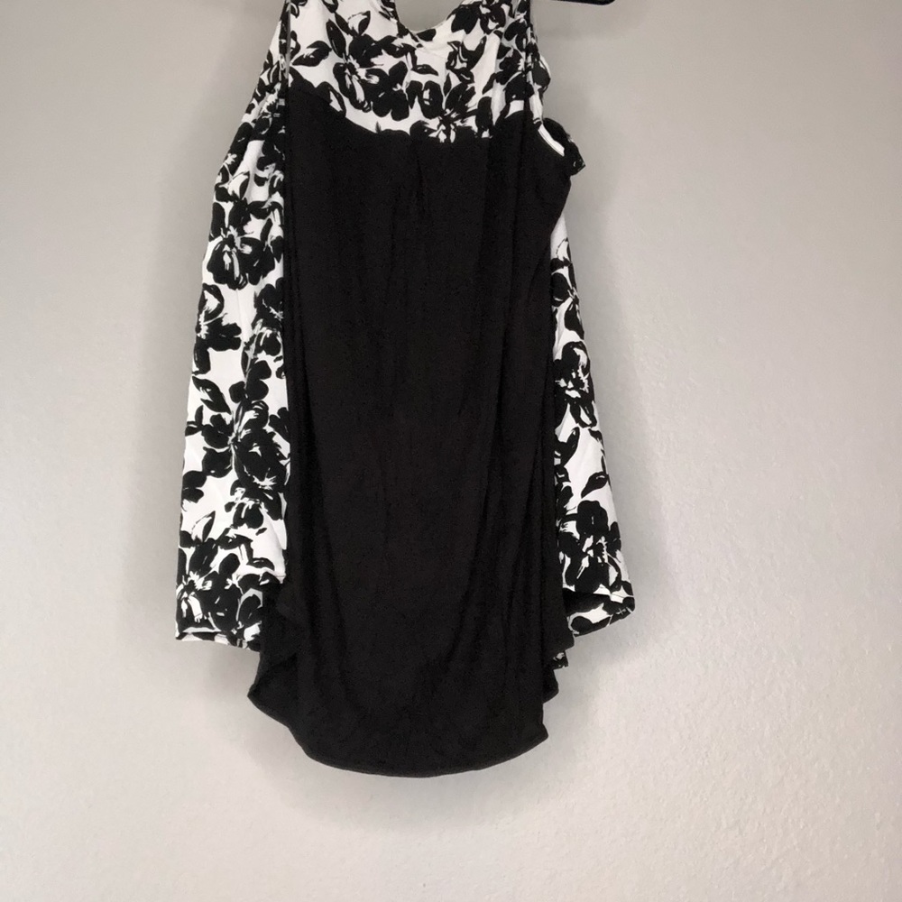 Plus size women’s 22/24 sleeveless dress shirt.
